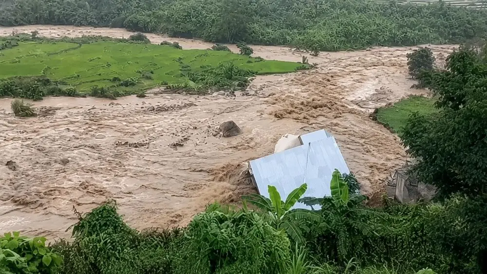 Người đàn ông kể lại khoảnh khắc đưa vợ và 4 con tháo chạy trong đêm trước khi căn nhà bị lũ cuốn sập ở Lai Châu.
