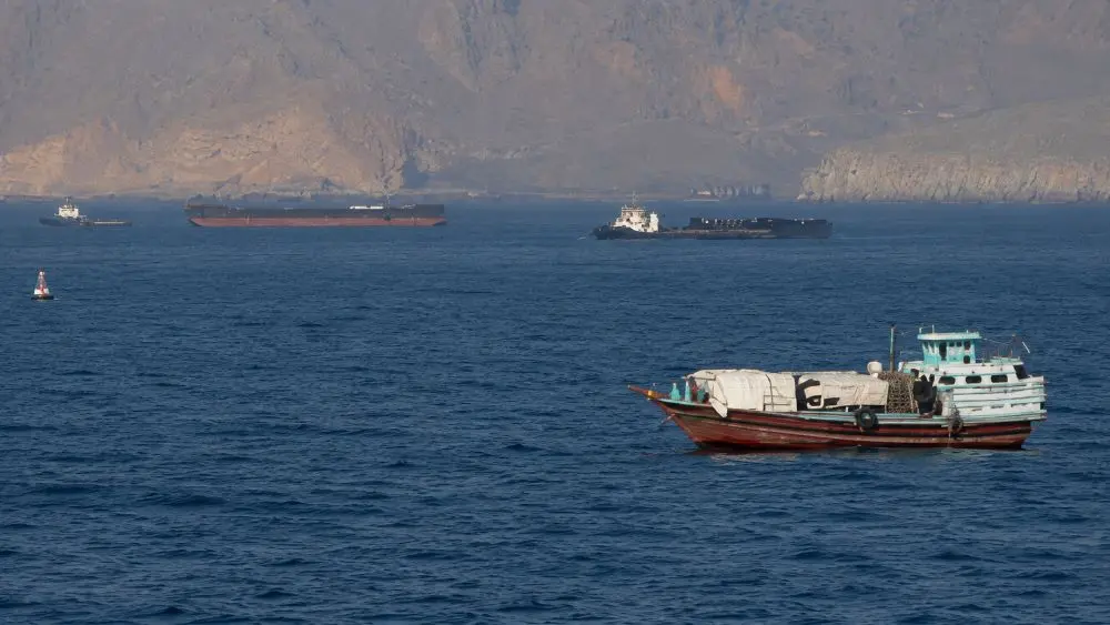 Iran đóng cửa eo biển Hormuz và bắn cảnh cáo tàu đi sai luồng, động thái mới làm gia tăng chú ý tới tuyến hàng hải trọng yếu thế giới.