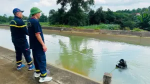 Người đàn ông tử vong dưới kênh Bắc, lực lượng chức năng khẩn trương tìm kiếm và đưa thi thể nạn nhân lên bờ.