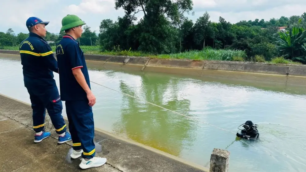 Người đàn ông tử vong dưới kênh Bắc, lực lượng chức năng khẩn trương tìm kiếm và đưa thi thể nạn nhân lên bờ.
