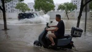Bão Bavi gây ngập lụt nghiêm trọng tại Trung Quốc, đường sá chìm trong nước, giao thông tê liệt.