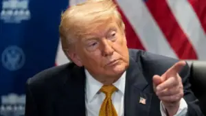Ông Trump ra lệnh tái phong tỏa cảng biển Iran, động thái làm gia tăng căng thẳng Mỹ - Iran và thu hút sự chú ý quốc tế.