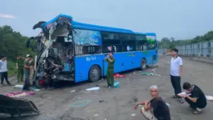 Tai nạn trên cao tốc Nội Bài - Lào Cai giữa xe khách và xe tải khiến 1 người tử vong, 5 người bị thương. Xem diễn biến vụ việc.