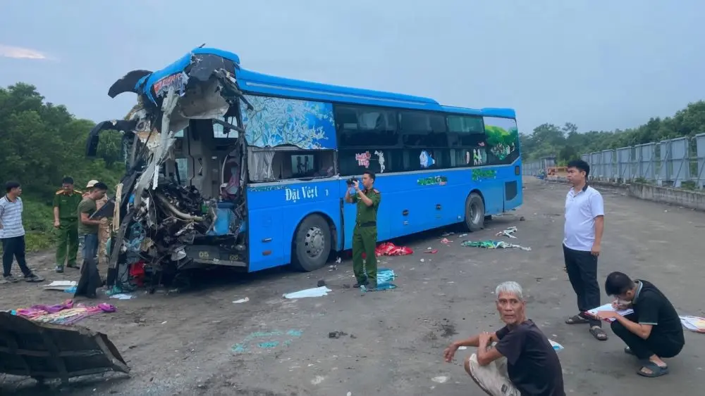 Tai nạn trên cao tốc Nội Bài - Lào Cai giữa xe khách và xe tải khiến 1 người tử vong, 5 người bị thương. Xem diễn biến vụ việc.