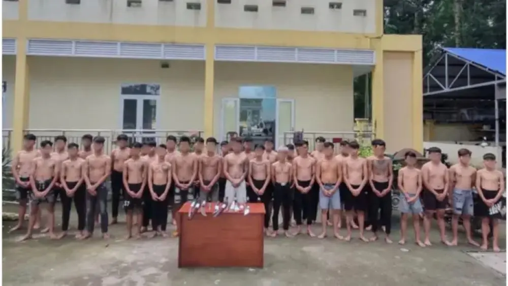 Công an kiểm tra sân bóng lúc 20h, triệu tập 38 thanh thiếu niên từ 14 đến 18 tuổi để làm rõ vụ việc. Tìm hiểu diễn biến mới nhất.