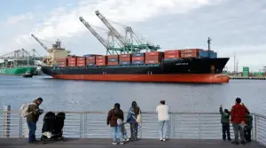 Tìm hiểu tác động từ chính sách thuế quan mới của Tổng thống Trump đến hoạt động thương mại, vận tải hàng hóa và kinh tế toàn cầu.