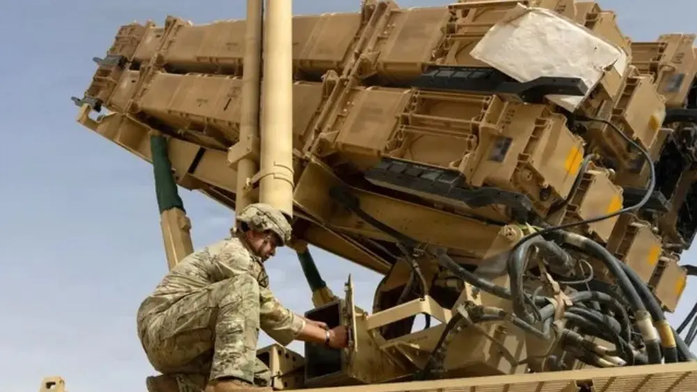Lý do Mỹ tạm hoãn leo thang tấn công Iran được hé lộ, từ lo ngại cạn tên lửa Patriot đến nguy cơ khủng hoảng khu vực.