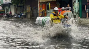 Mưa lớn kéo dài khiến nhiều tuyến đường tại TPHCM ngập sâu, phương tiện chết máy hàng loạt và giao thông di chuyển cực kỳ khó khăn.