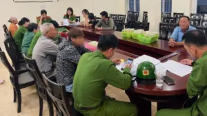 Phường Hắc Thành xử lý tình trạng bán hàng rong lấn chiếm vỉa hè, yêu cầu cam kết không tái phạm, lập lại trật tự đô thị.