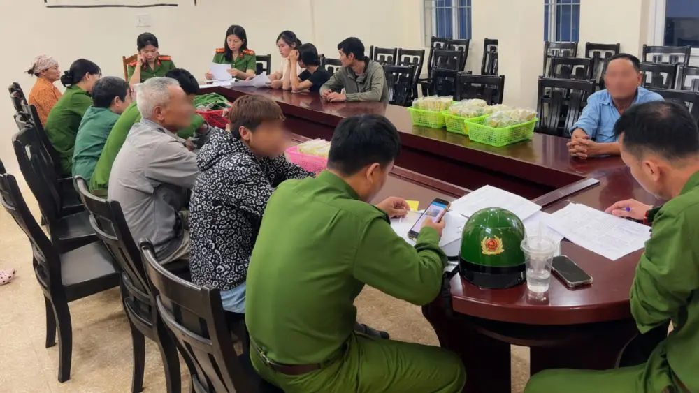 Phường Hắc Thành xử lý tình trạng bán hàng rong lấn chiếm vỉa hè, yêu cầu cam kết không tái phạm, lập lại trật tự đô thị.