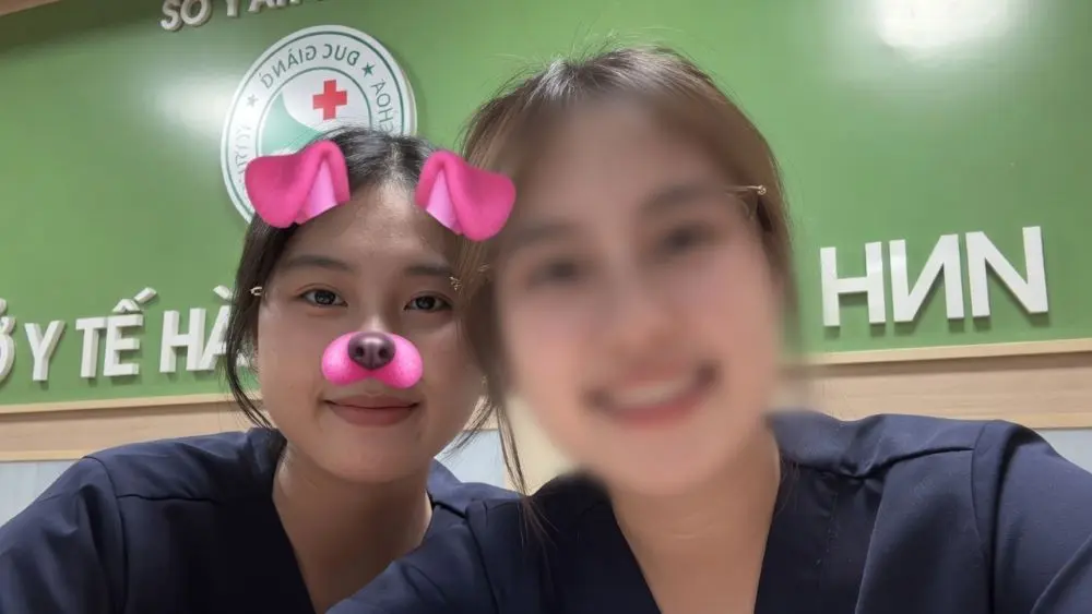 Hai nữ sinh viên thực tập bị trả về trường sau vụ livestream phản cảm trên mạng xã hội, gây bức xúc dư luận và ảnh hưởng hình ảnh ngành y
