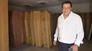 Chủ nhà xác tại Paris phải từ chối hàng trăm cuộc gọi hỏi còn chỗ mỗi ngày giữa áp lực quá tải dịch vụ tang lễ.