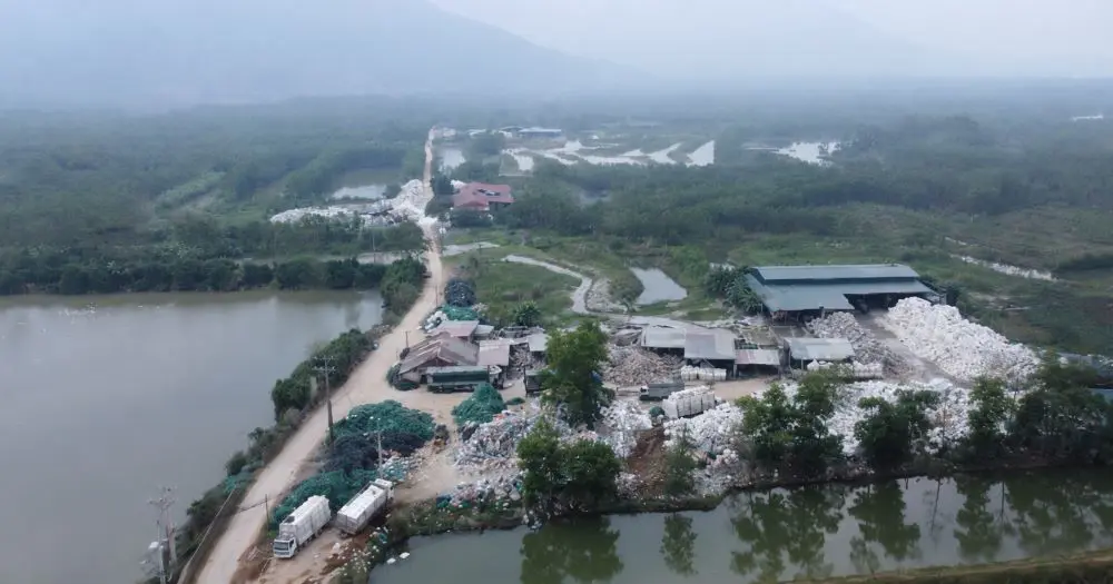 Khởi tố 3 chủ xưởng tái chế gây ô nhiễm môi trường, hàng chục cơ sở tại xã Tân Ninh dừng hoạt động. Xem chi tiết vụ việc.