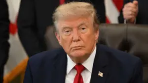 Những "cú bẻ lái" của ông Trump trong chính sách với Iran và Ukraine, cùng các thay đổi đáng chú ý và tác động liên quan.