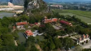 Khám phá chùa Vĩnh Thái, ngôi chùa hơn 500 năm tuổi ở Thanh Hóa với kiến trúc cổ kính dưới chân núi Hoàng Nghiêu, thu hút du khách gần xa.