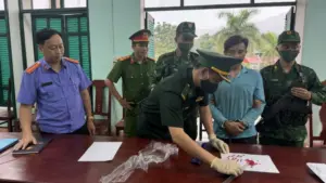 Bắt giữ đối tượng tàng trữ trái phép ma túy tổng hợp, lực lượng chức năng thu giữ tang vật để điều tra, xử lý theo quy định.