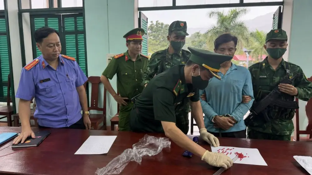 Bắt giữ đối tượng tàng trữ trái phép ma túy tổng hợp, lực lượng chức năng thu giữ tang vật để điều tra, xử lý theo quy định.