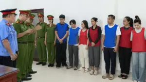 Triệt phá đường dây buôn lậu hơn 28.000 viên kim cương, doanh thu 280 tỉ đồng; nhiều bị can bị khởi tố để điều tra.