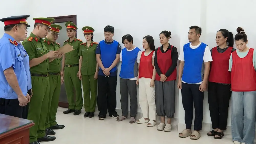 Triệt phá đường dây buôn lậu hơn 28.000 viên kim cương, doanh thu 280 tỉ đồng; nhiều bị can bị khởi tố để điều tra.