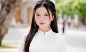 Nữ sinh tự học tiếng Trung đỗ đầu hai tổ hợp xét tuyển ở Thanh Hóa. Câu chuyện nỗ lực học tập gây ấn tượng.