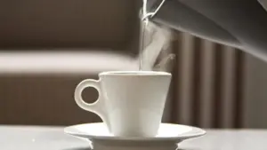 Cô gái 20 tuổi mắc ung thư dạ dày, bác sĩ cảnh báo thói quen uống nước quá nóng có thể làm bệnh tiến triển nhanh hơn, nhiều người vẫn chủ quan.