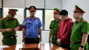 Nhân viên ngân hàng ở Quảng Trị bị bắt vì cáo buộc lừa đảo chiếm đoạt hơn 29 tỷ đồng. Diễn biến vụ án đang được điều tra.