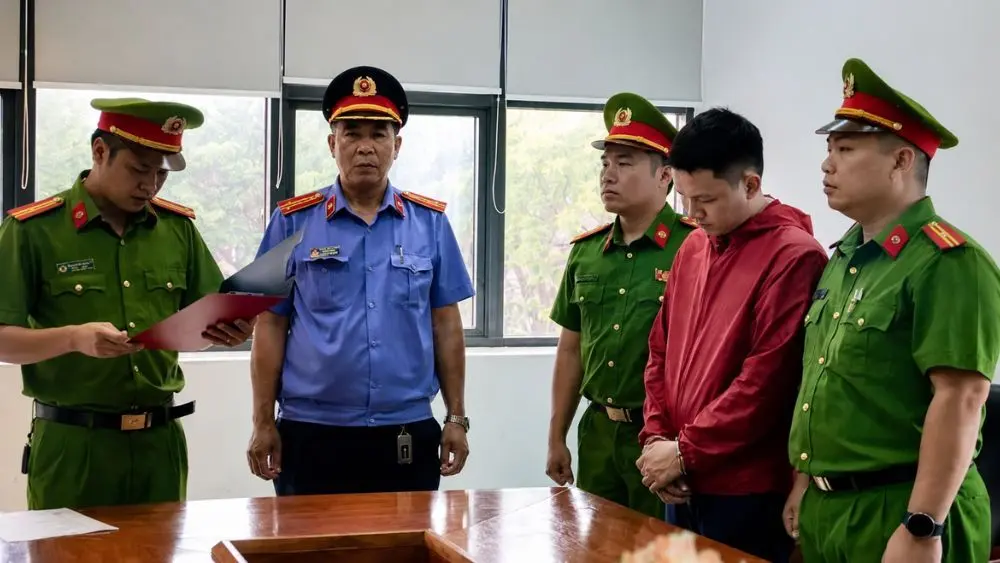 Nhân viên ngân hàng ở Quảng Trị bị bắt vì cáo buộc lừa đảo chiếm đoạt hơn 29 tỷ đồng. Diễn biến vụ án đang được điều tra.