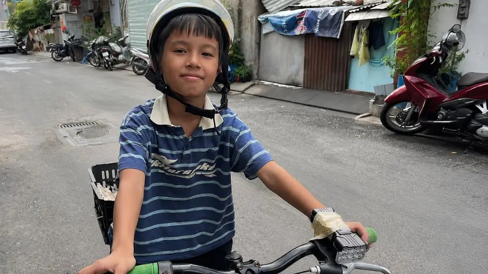 Cậu bé gây sốt vì bán trứng dạo bằng thơ với cách mời khách hồn nhiên, sáng tạo. Đọc câu chuyện truyền cảm hứng đang thu hút nhiều người