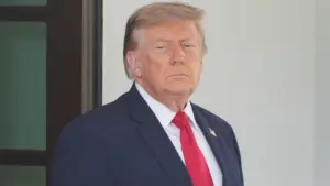 Ông Trump tuyên bố eo biển Hormuz không mở cửa với tàu liên quan Iran, động thái mới làm gia tăng căng thẳng tại Trung Đông. Đọc chi tiết.