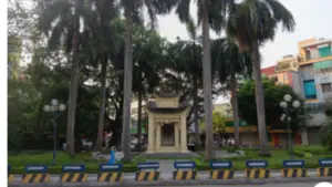 Tấm bia khuyến học giữa phố thị gợi nhắc truyền thống hiếu học xứ Thanh và lời thỉnh cầu khôi phục con đường khoa cử lịch sử.