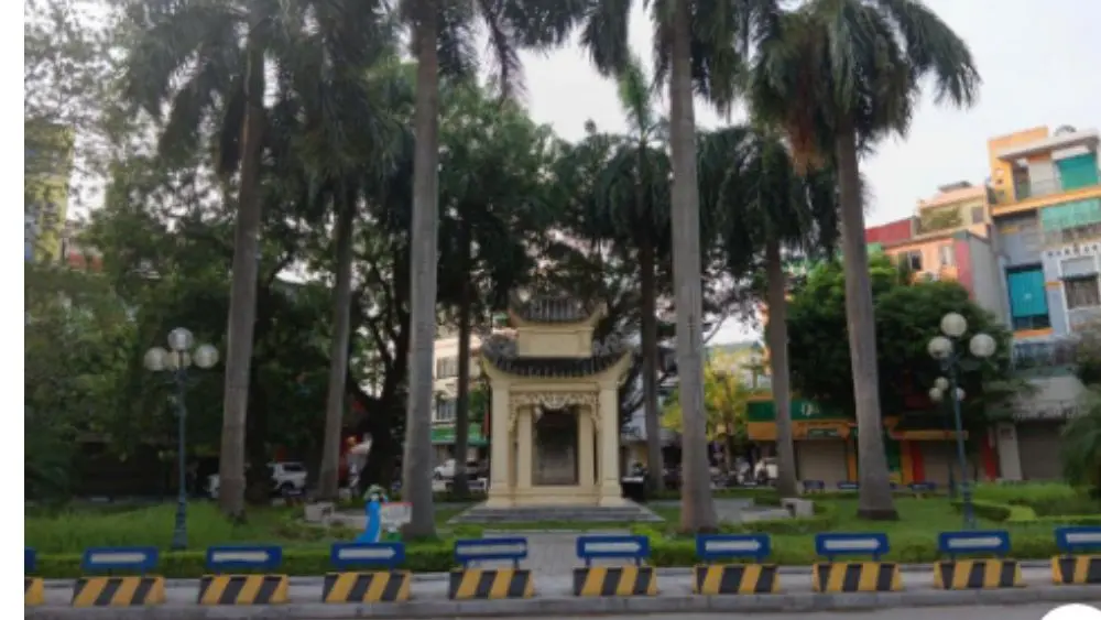 Tấm bia khuyến học giữa phố thị gợi nhắc truyền thống hiếu học xứ Thanh và lời thỉnh cầu khôi phục con đường khoa cử lịch sử.
