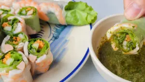 Vì sao một số món ăn Việt Nam ngon hơn khi ăn bằng tay? Khám phá góc nhìn khoa học và văn hóa đằng sau trải nghiệm ẩm thực độc đáo này.