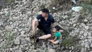 Cán bộ xã Đại Phúc bơi ra giữa dòng nước xiết sông Công, kịp thời cứu bé trai gặp nạn, hành động dũng cảm thu hút sự chú ý.