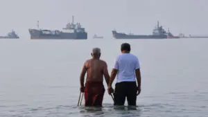 Mỹ bắn tàu dầu tìm cách phá vỡ lệnh phong tỏa các cảng Iran. Diễn biến mới tại eo biển Hormuz thu hút sự chú ý quốc tế.