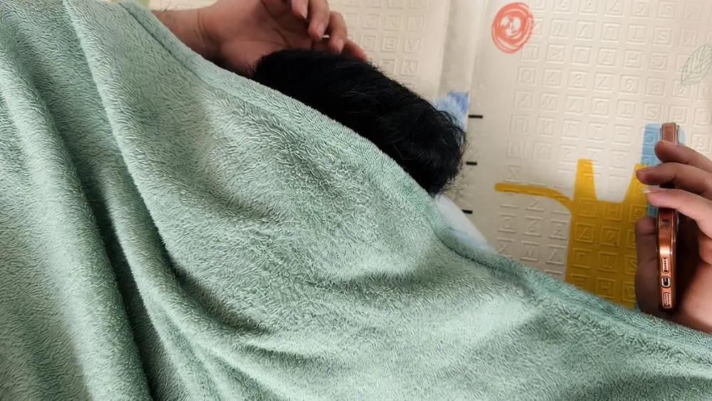 Có nên trùm chăn kín đầu khi ngủ? Tìm hiểu những nguy cơ với sức khỏe và cách giữ ấm an toàn để có giấc ngủ chất lượng.
