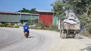 Xử lý nghiêm xe công nông, xe tự chế hoạt động trong làng nghề nhằm giảm nguy cơ tai nạn giao thông, bảo đảm an toàn cho người dân.