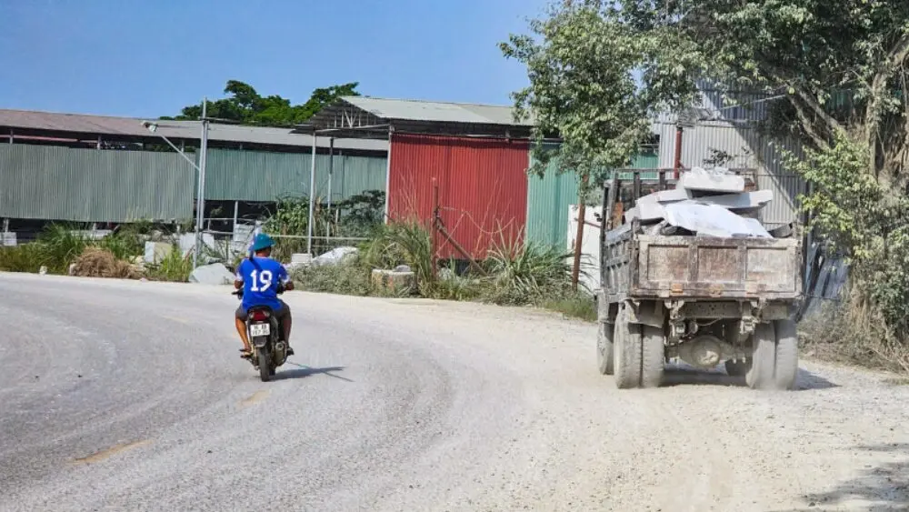 Xử lý nghiêm xe công nông, xe tự chế hoạt động trong làng nghề nhằm giảm nguy cơ tai nạn giao thông, bảo đảm an toàn cho người dân.