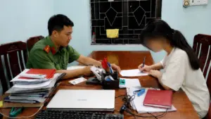 Thiếu niên ở Thanh Hóa bị phạt 3,75 triệu đồng vì đăng tin sai sự thật trên mạng xã hội, cảnh báo trách nhiệm khi sử dụng internet.
