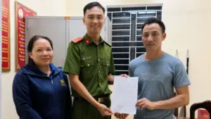 Người phụ nữ 63 tuổi đi lạc hàng trăm km được hỗ trợ trở về, gia đình viết thư cảm ơn lực lượng Công an.