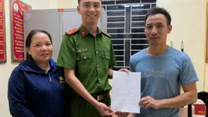 Công an Thanh Hóa hỗ trợ người phụ nữ 63 tuổi đi lạc trở về nhà, gia đình gửi thư cảm ơn lực lượng chức năng.