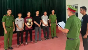 Khởi tố nhóm thanh niên đánh nhau vì nháy đèn pha xe máy tại Thanh Hóa, gây rối trật tự, nhiều đối tượng bị bắt tạm giam.