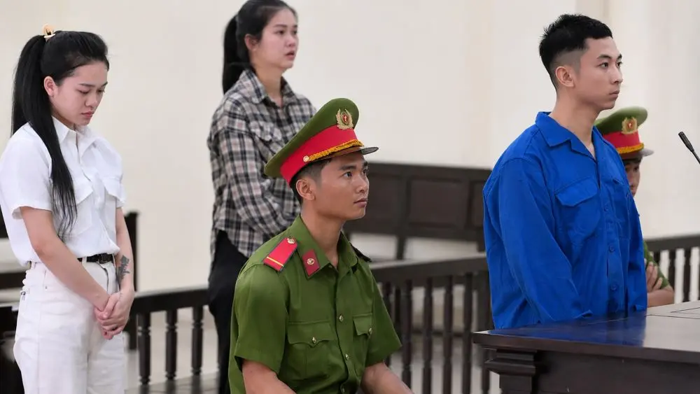 Từ bột mì và trà xanh, nhóm bị cáo tạo thuốc giảm cân giả bán trên Shopee, thu lợi 2,4 tỷ đồng và nhận tổng cộng 46 năm tù.