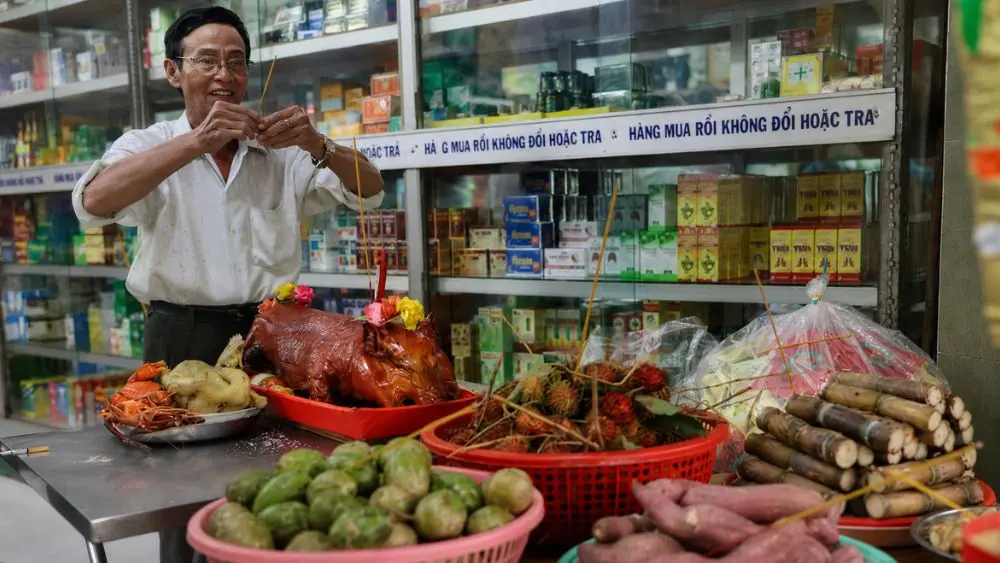 Cúng cô hồn thế nào cho đúng? Tìm hiểu cách chuẩn bị lễ vật, thời điểm và những lưu ý khi thực hiện nghi lễ theo phong tục.