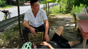 Du khách Hà Lan ngất xỉu khi đạp xe qua đèo Hải Vân được người dân kịp thời sơ cứu, đưa đi cấp cứu.