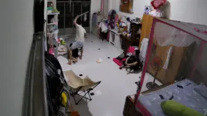 Bé gái 11 tuổi bị người tình của mẹ đánh đập, bắt quỳ xuyên đêm, vụ việc gây phẫn nộ và đang được cơ quan chức năng điều tra.
