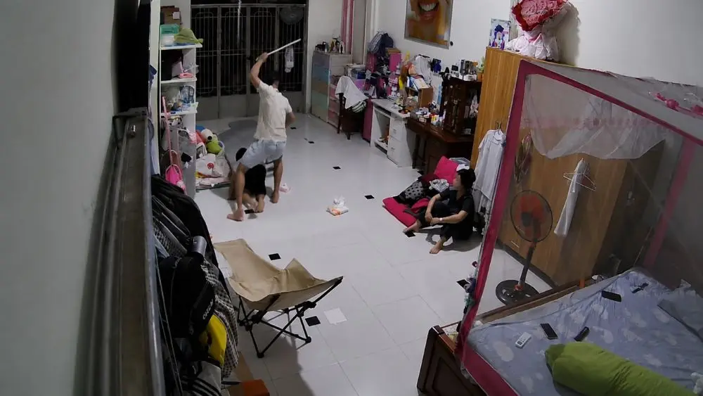 Bé gái 11 tuổi bị người tình của mẹ đánh đập, bắt quỳ xuyên đêm, vụ việc gây phẫn nộ và đang được cơ quan chức năng điều tra.