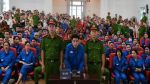 Ca sĩ Chi Dân cùng anh trai bị cáo buộc rủ nhóm bạn sử dụng ma túy. Vụ án được đưa ra xét xử, thu hút sự chú ý.