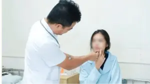 Nữ sinh 14 tuổi bị lệch mặt sau một đêm nằm điều hòa. Bác sĩ cảnh báo thói quen nhiều người mắc phải có thể gây ảnh hưởng sức khỏe.