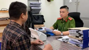 Khởi tố giám đốc Nguyễn Tăng Tiến vì bán gần 34.000 cuốn sách giáo khoa giả. Chi tiết vụ việc và hành vi bị điều tra.