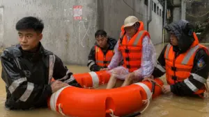 Bão số 4 di chuyển chậm, gây mưa lớn, khiến nước lũ nhiều sông vượt báo động 3, nguy cơ ngập lụt và sạt lở.